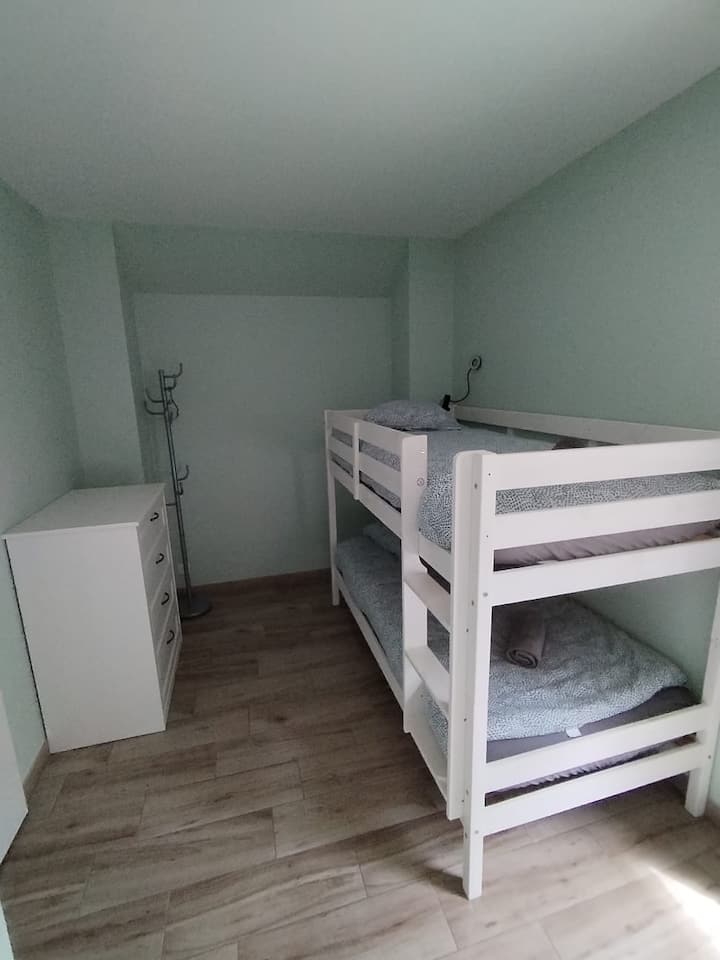 Habitación con 2 literas (90 cm)
Un espacio ideal para alojar cómodamente hasta 4 personas, perfecto para familias o grupos de amigos.