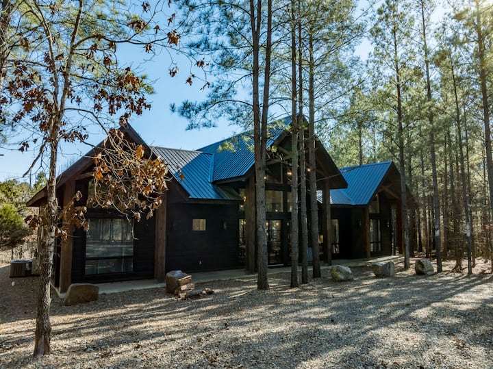 Steel Time Cabin  (Ev Charge | Jacuzzi | Pingpong) - Broken Bow, OK