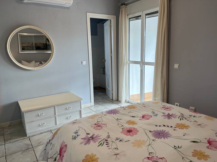 Este es el dormitorio principal, con balcón vestidor, cerrado, con cristalera a la plaza del pueblo 