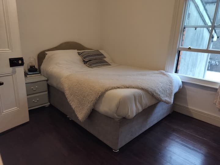 Cama doble con pisos de herrajes originales restaurados. 