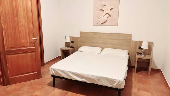 غرفة نوم مزدوجة مع خزانة ملابس