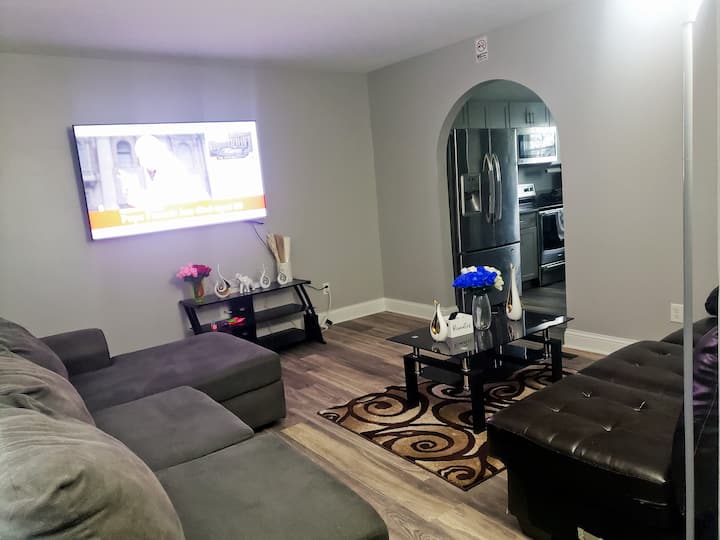 Charming Home 10 Minutes From Downtown Columbus - Grove City, OH