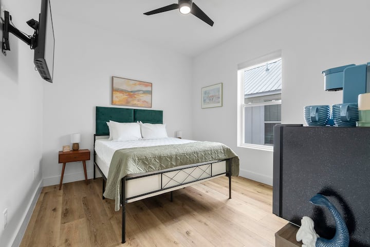 Manželská posteľ , minichladnička , stroj Keurig a toaletný papier s LED osvetlením alebo písací stôl, ktorý by sa dal použiť na kancelárske účely. 
Stroj na meranie hluku. 