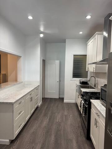 3 Bedroom 2 Bath Nob Hill Condo gallery image 4