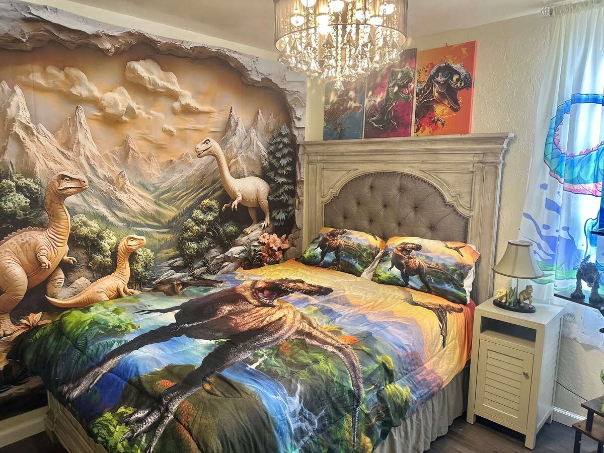 استمتع بغرفة موضوع الديناصورات. 