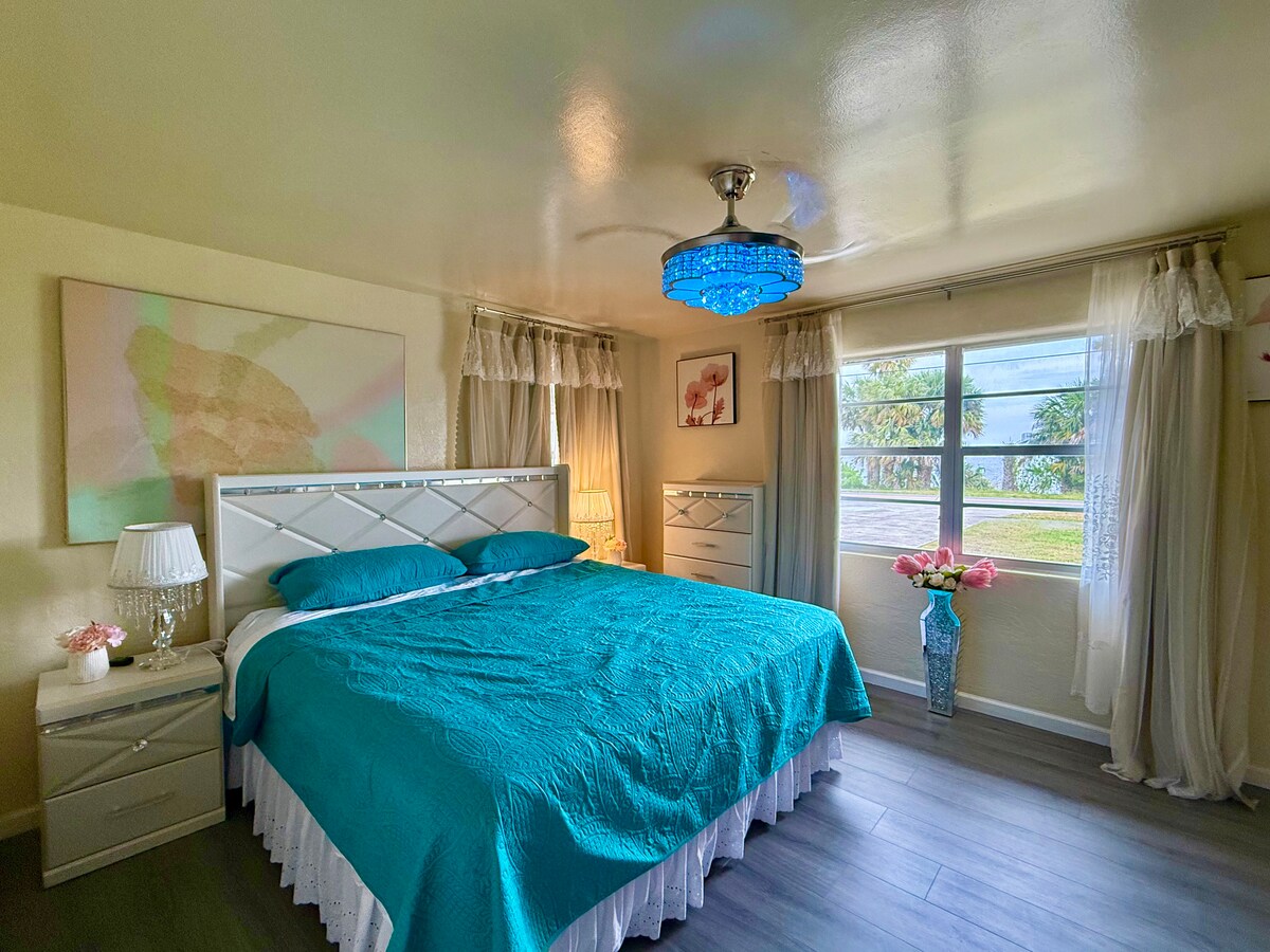 سرير جانبي كبير مع واجهة نهرية.