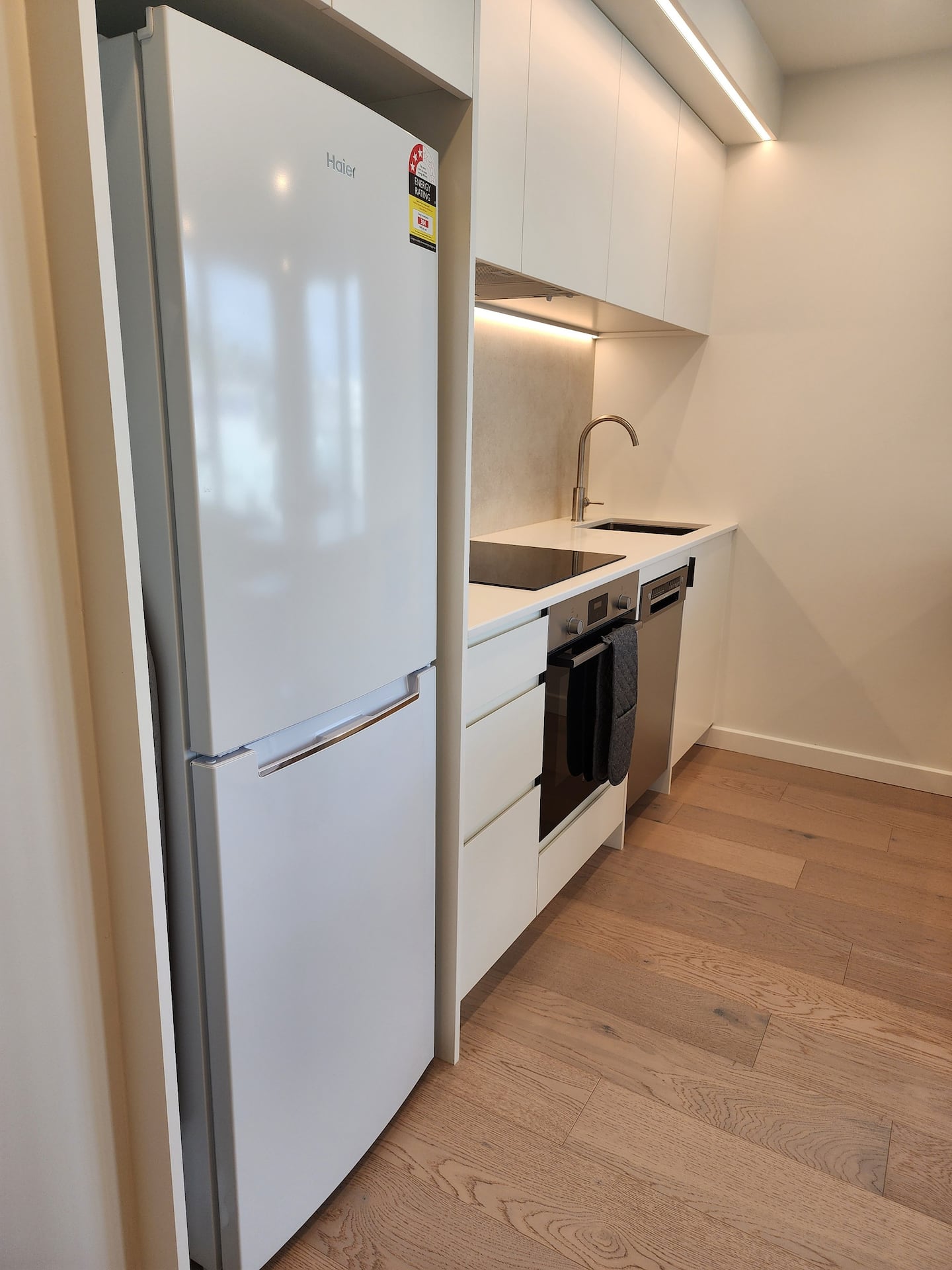 Modern 2-bed Apartment W/ Harbour Views, Balcony 5
