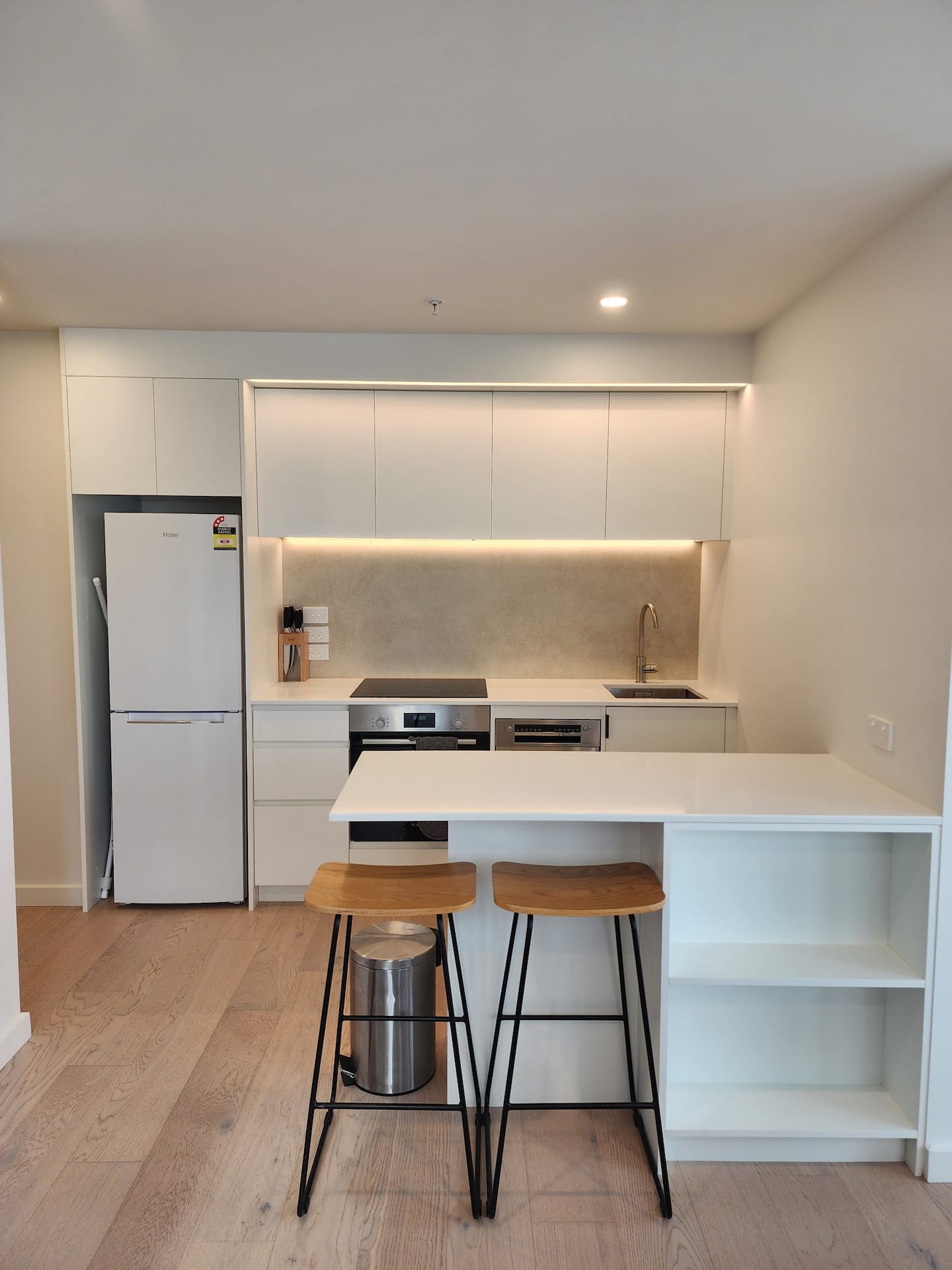 Modern 2-bed Apartment W/ Harbour Views, Balcony 4