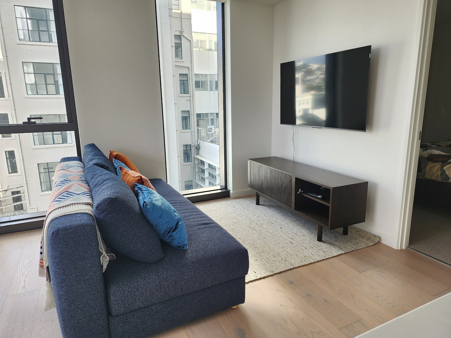 Modern 2-bed Apartment W/ Harbour Views, Balcony 2