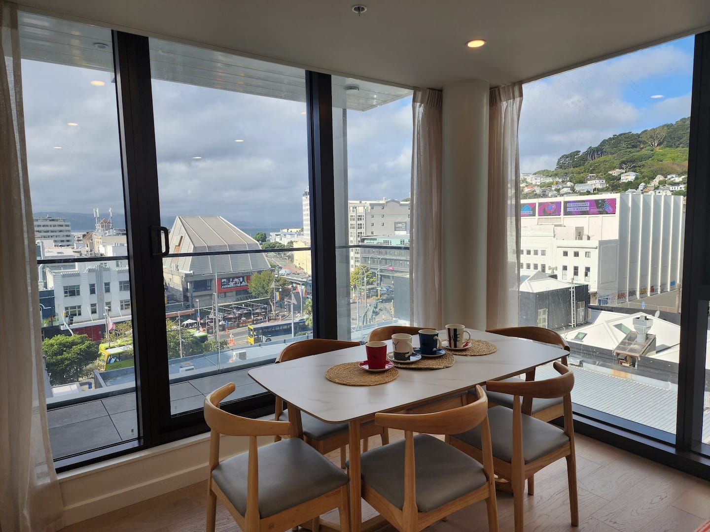 Modern 2-bed Apartment W/ Harbour Views, Balcony 3