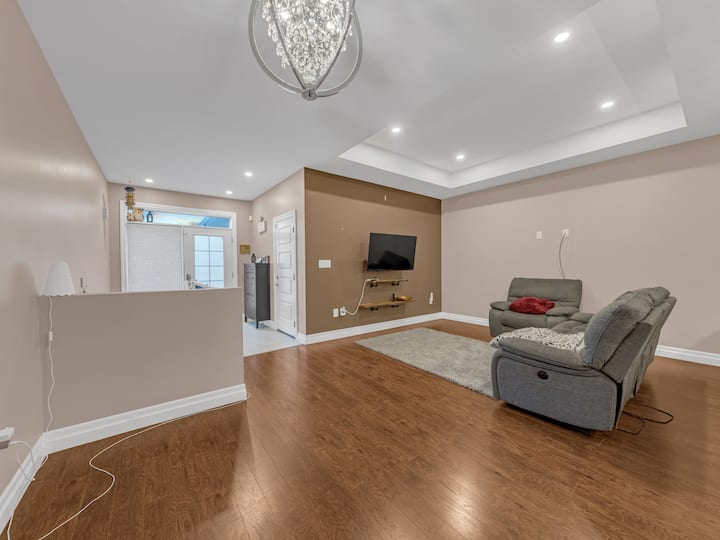 Welcome To Your Home Away From Home In Windsor! - Windsor, ON, Canada