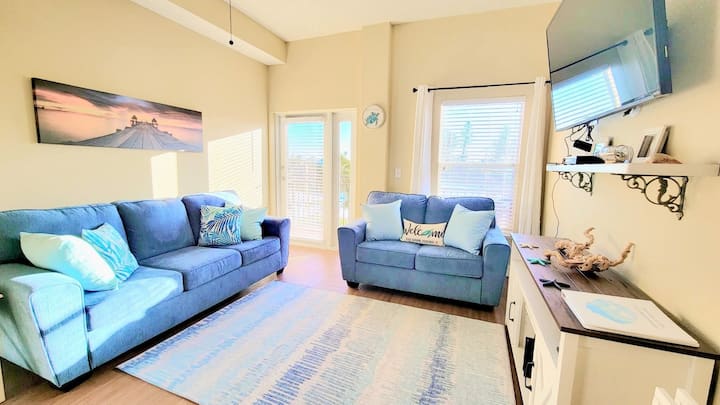 Waterfront Escape - Steps To Beach, Dining & Shops - Madeira Beach, FL