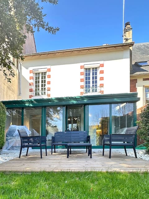 Sunny House - Sleeps 8, Garden, Air Conditioning