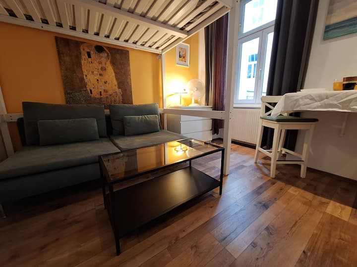 Quiet Cool Balcony @Josefstadt ~Wifi ~12min Center - Viena