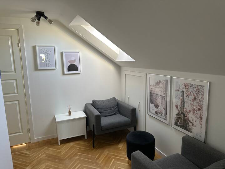Hus I Centrala Sala.(övervåningen) 2 Sovrum - Sala