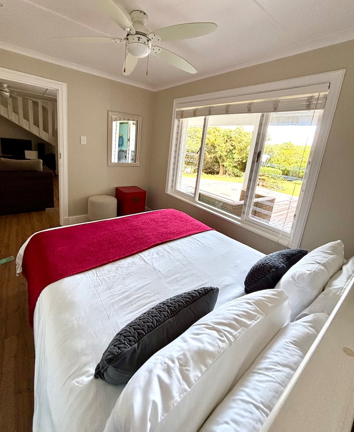 Nivel inferior: dormitorio con cama tamaño queen