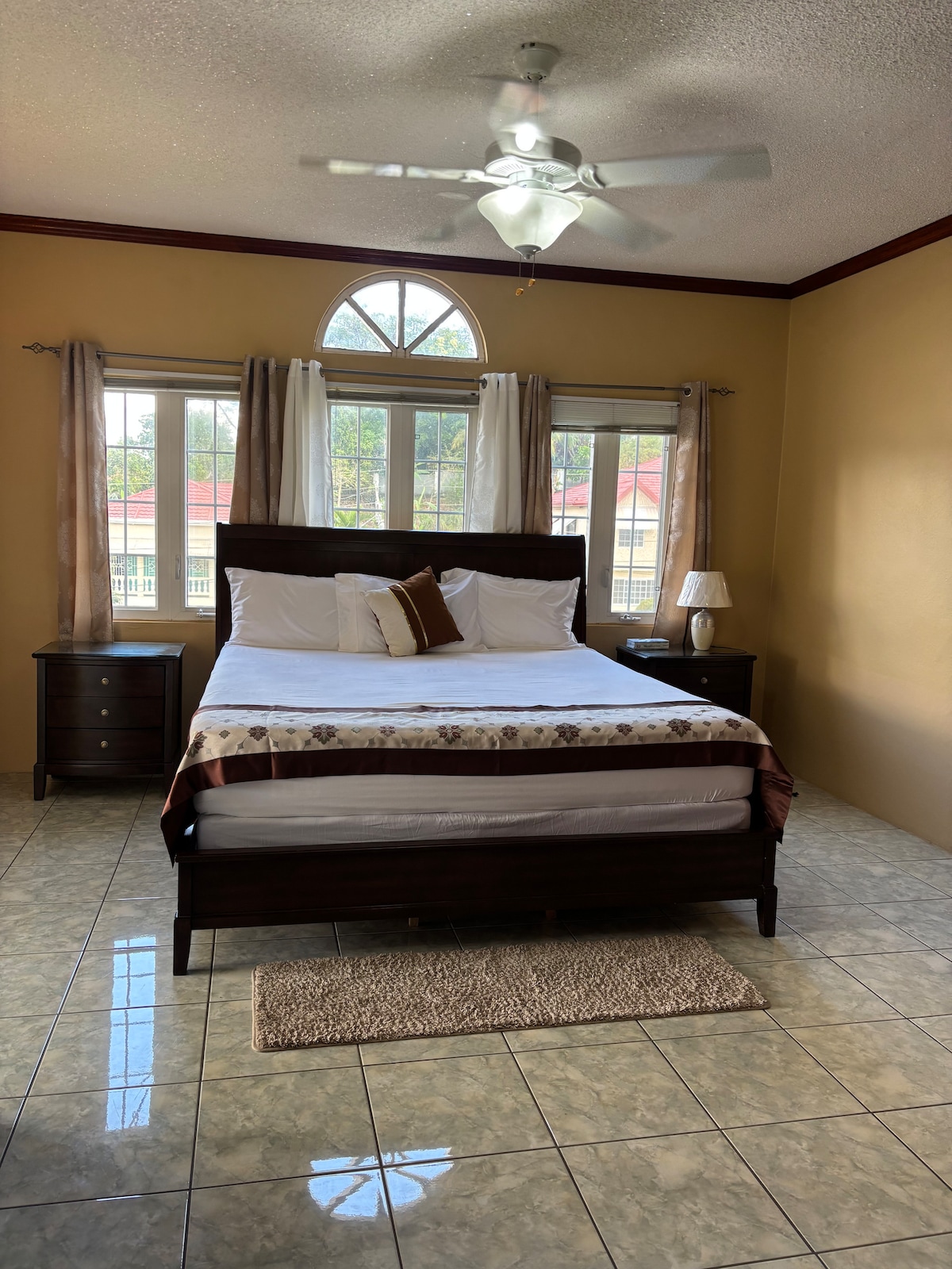 Kamer nr. 4
California kingsize bed
Zeer grote slaapkamer met toegang tot balkon, grote ladekast,
bureau en een groot scherm tv. Plafondventilator en grote inloopkast.