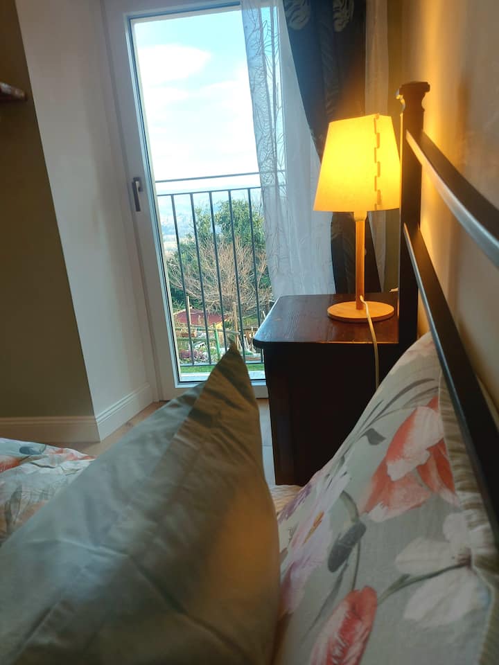 поглед кон соба со кревет