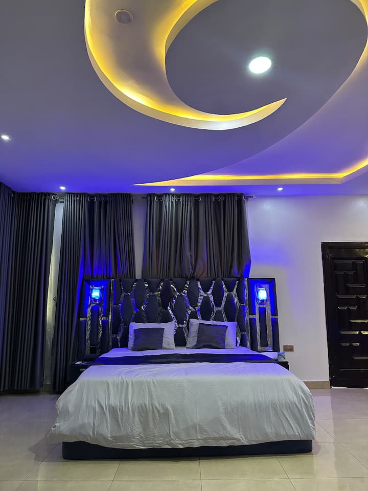 Pumzika kwa mtindo katika chumba hiki kikuu cha Port Harcourt. Chumba hiki chenye mwangaza wa mazingira, matandiko ya kifahari na mapambo maridadi, kinatoa mchanganyiko kamili wa anasa, starehe na utulivu kwa wanandoa au wasafiri wa kikazi.