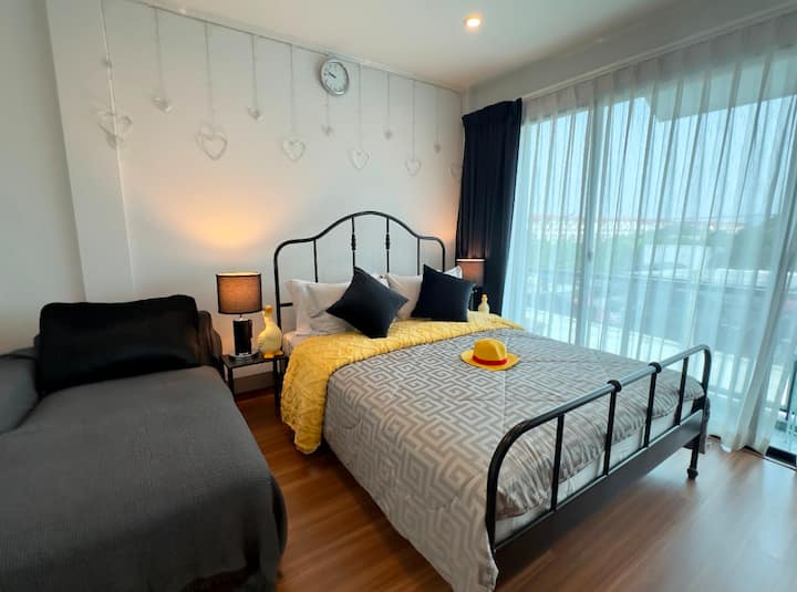 kjo dhomë gjumi është në katin e tretë. 
kjo është dhoma ku vendosim një krevat shtesë.