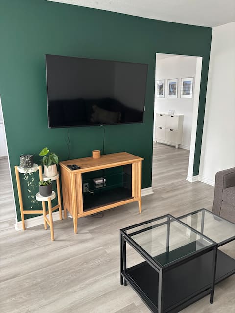 Top Airbnb: Modern 2 Bedrooms in the Heart of the City in Gatineau
