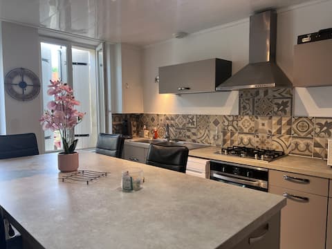 House with courtyard, 2 bedrooms – 600 m from the station – Cognac Center