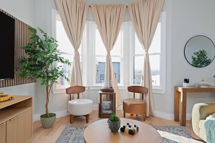 PATH+Bus Access 3BR Transit-friendly Retro game gallery image 3