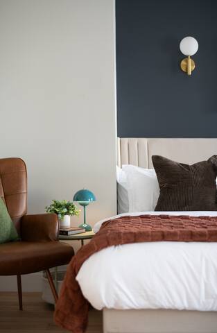 PATH+Bus Access 3BR Transit-friendly Retro game gallery image 4