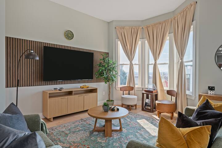 PATH+Bus Access 3BR Transit-friendly Retro game gallery image 2