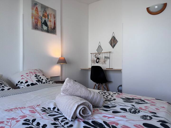 Soba s bračnim krevetom i radnim stolom.