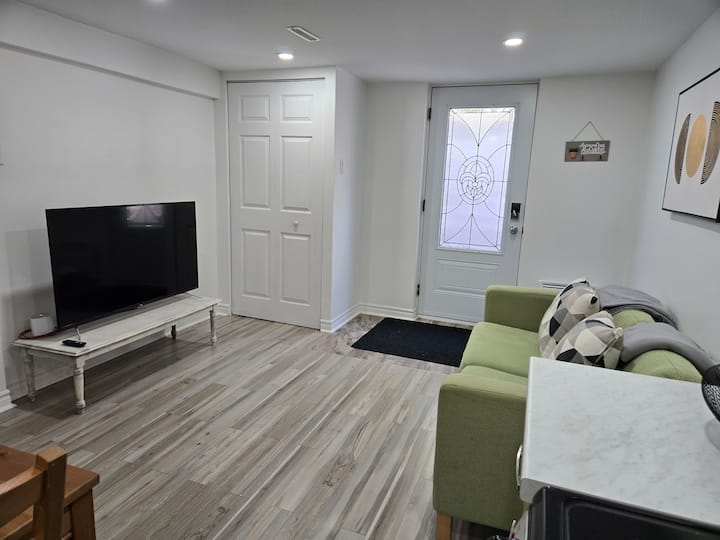 Private Entry | Modern & Bright Longueuil Suite - Longueuil