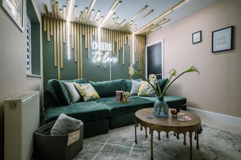 Luxury 1 Bed House with Hot Tub & Games Room