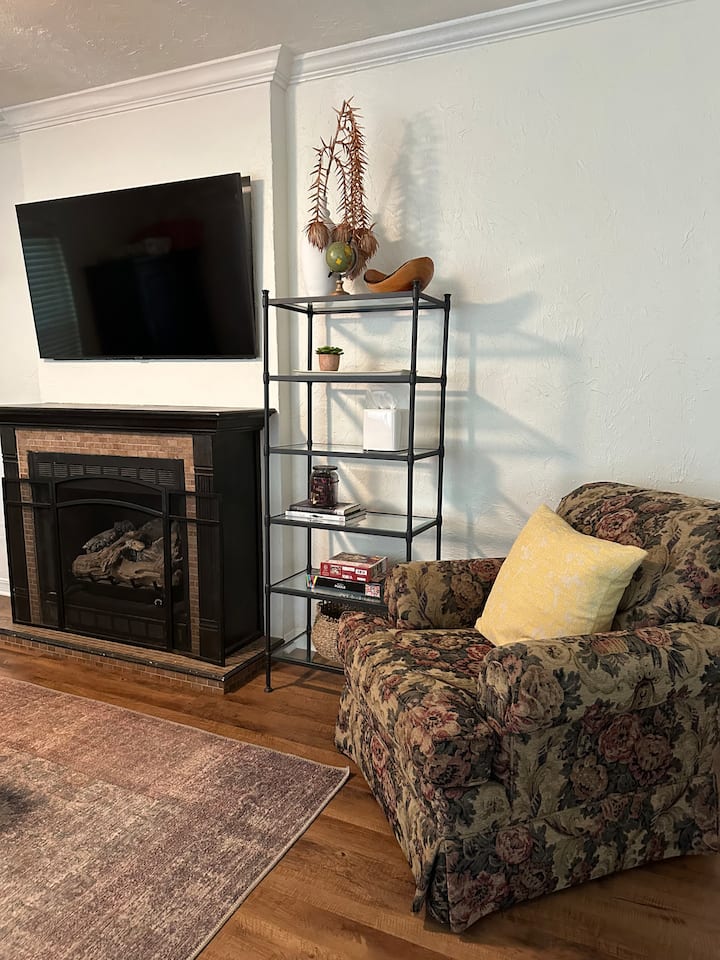 Charming Okc Cottage Walking Distance To The Oak - Bethany, OK