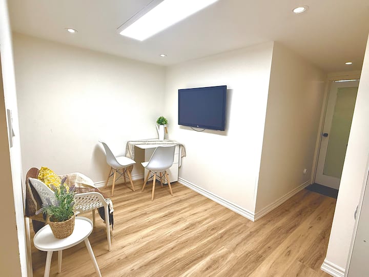 Cozy 2br Basement Suite W/ Private Entrance - 奧沙華