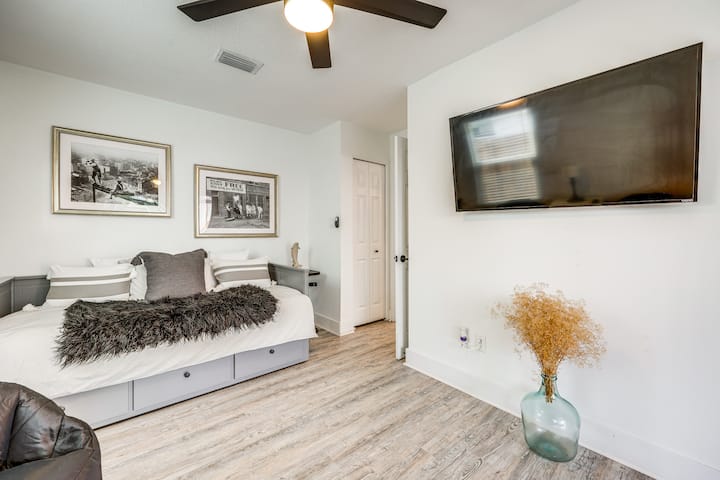 Spavaća soba 3 s dnevnim krevetom pune veličine koji se izvlači na veliki bračni krevet/ Smart TV/klizna vrata s privatnim pristupom stražnjem trijemu s mrežom.