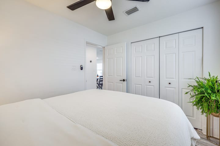 Spavaća soba 2 s bračnim krevetom + ormar.