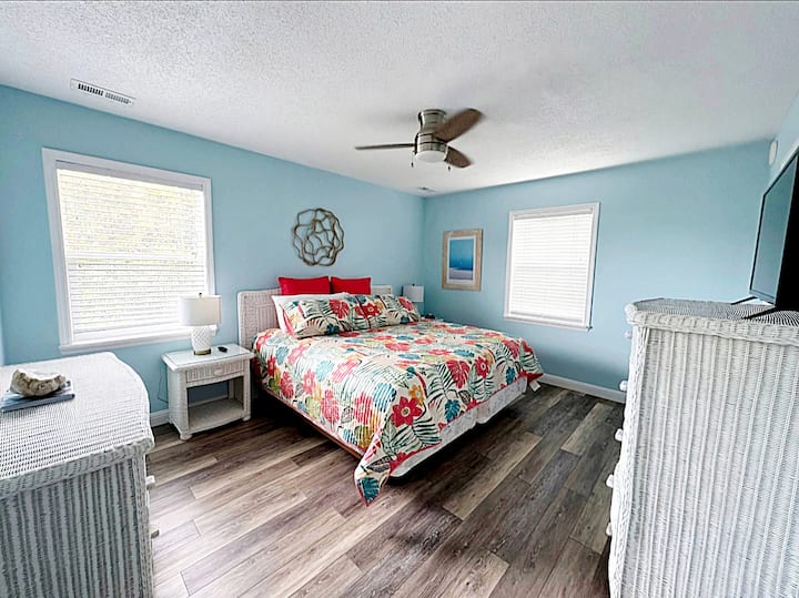 Легло с кралски размер. Двойно надуваемо легло и детска кошарка са в шкафа (чаршафите за надуваемото легло са в долното чекмедже на скрина, чаршафите за детската кошарка НЕ са предоставени) 