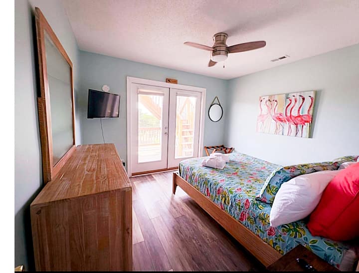 Тази стая има достъп до самостоятелна веранда и гнездото на гарваните.