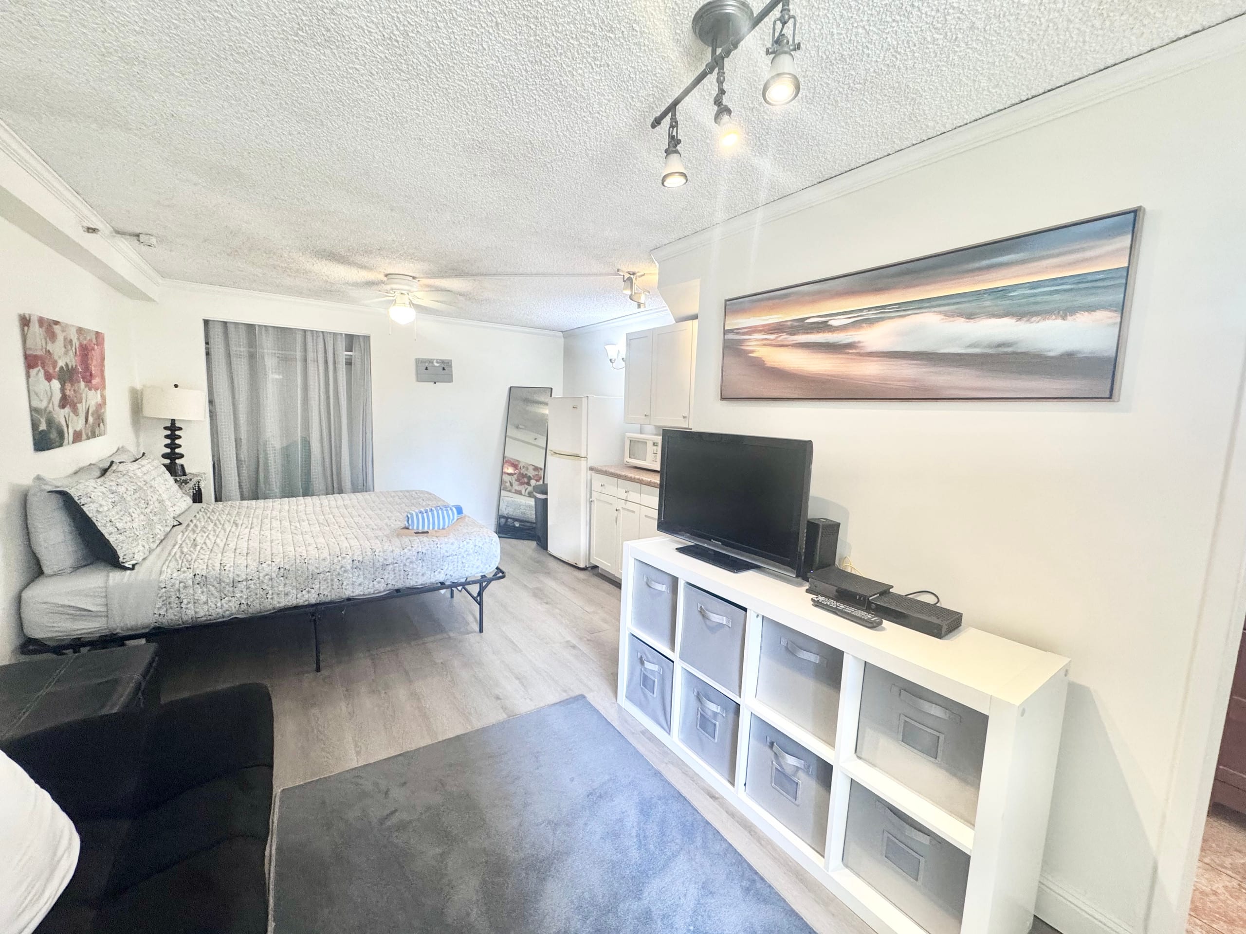 204 Central, block from Beach! - Image 2