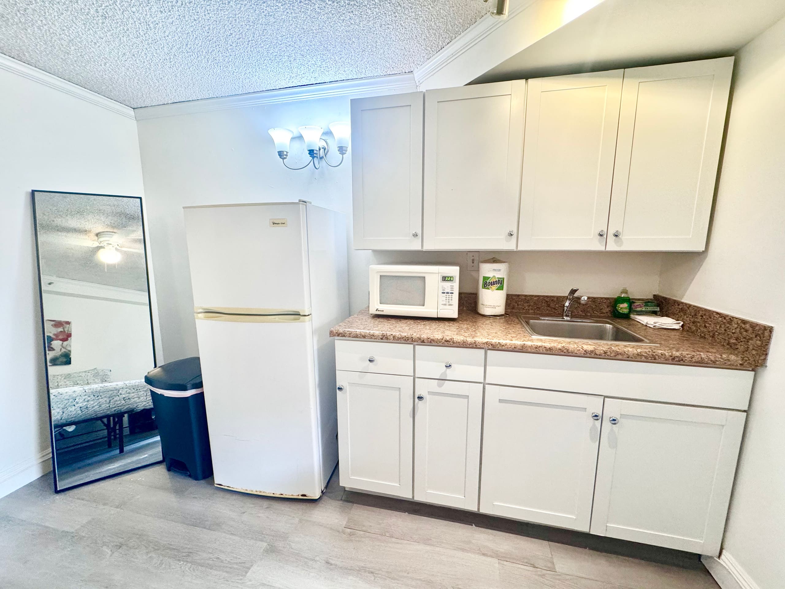 204 Central, block from Beach! - Image 4
