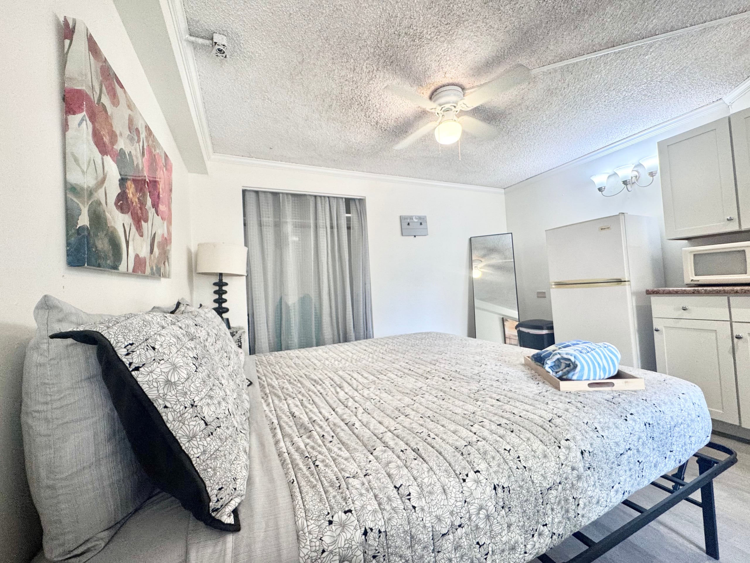 204 Central, block from Beach! - Image 6