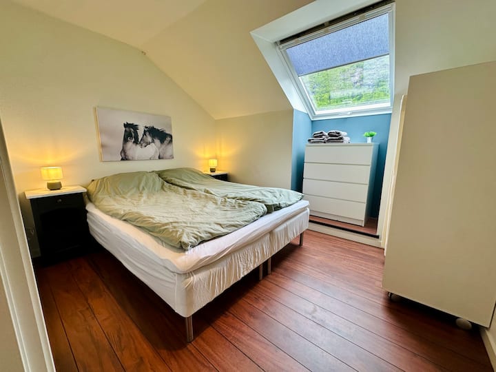 Спална соба со кревет од 160 см