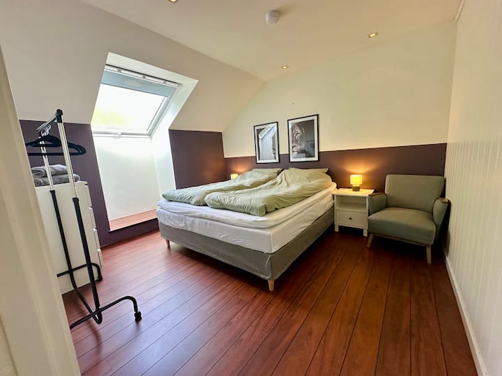 Спална соба со простор од 180 кревети и детско креветче (достапно на барање)