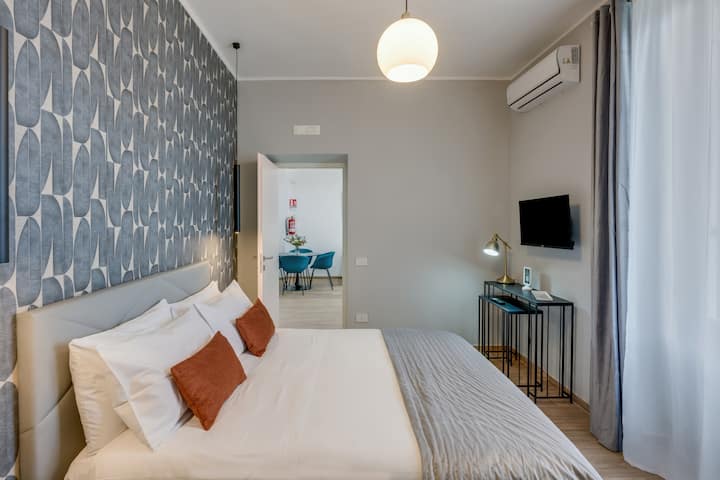 Quarto duplo amplo com cama queen, Smart TV de 32", cortinas blackout e ar-condicionado de última geração (frio/calor).