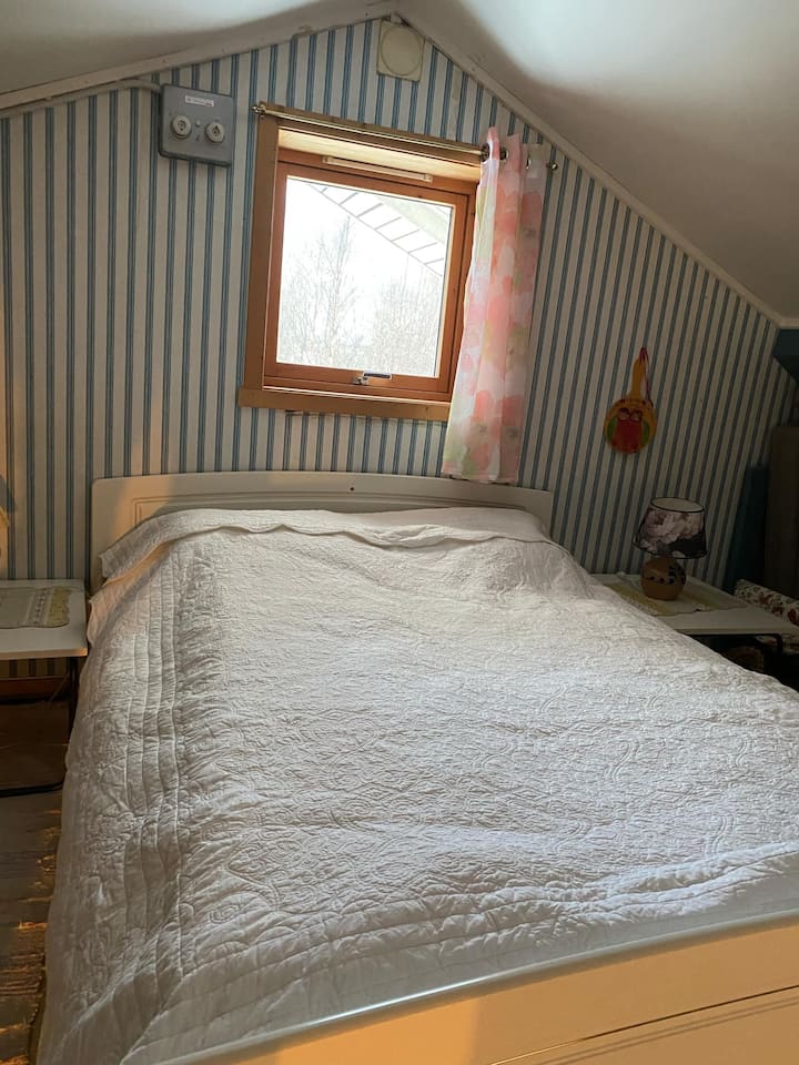 Krevat dopio në loft - 180 cm. Ka gjithashtu një krevat shtesë (të shkurtër - më shumë për fëmijët).