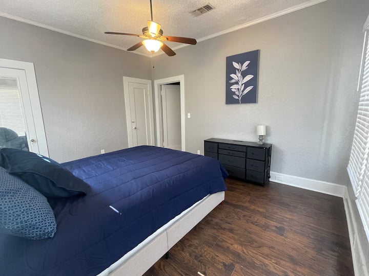 יש דלת מקשרת לחדר 2 ודלת לשירותים שמובילה גם למטבח 