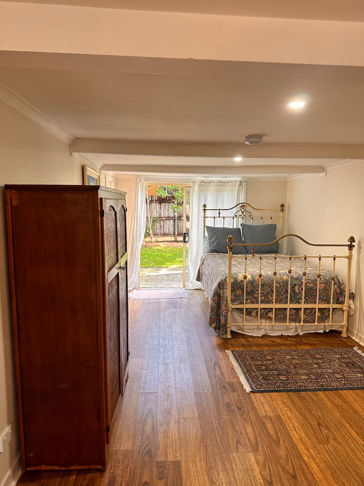 מיטה זוגית נוספת בחדר האוכל/טרקלין המשולב למטה. (שימושית מאוד כמיטת יום או לאורחים נוספים.) 