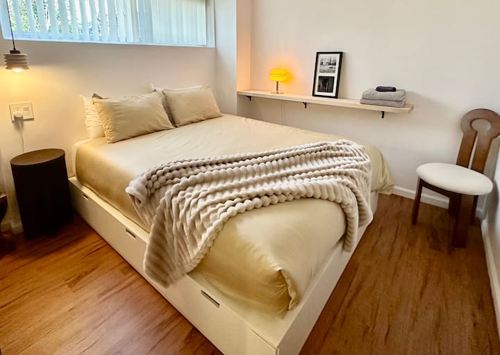 Dormitorio de invitados: cama tamaño queen con almacenamiento nido