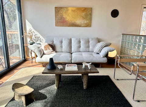 Luci House A Modern Artist Escape in Kingston 3BR
