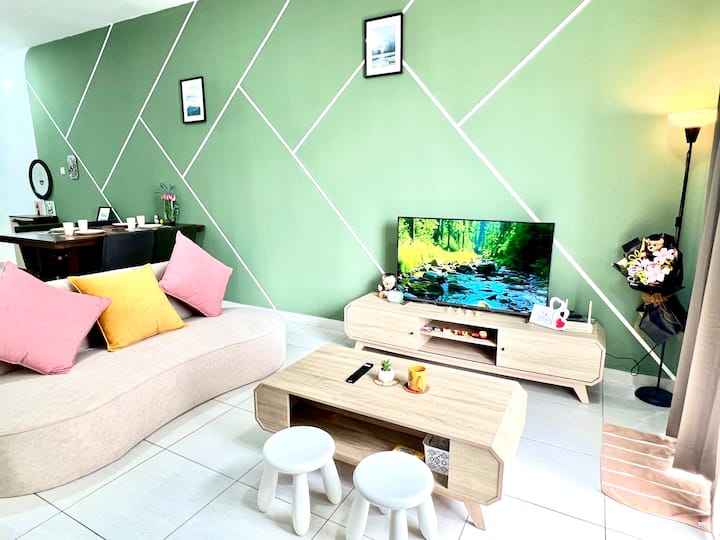 Дневна соба опремена со 55-инчен телевизор со локален телевизиски канал и брз оптички интернет (200mbps)